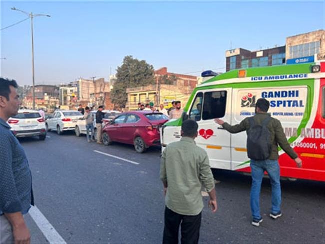 मरीज को ले जा रही एंबुलेंस वाहन से टकराई, क्षतिग्रस्त वाहन के चालक ने बिना कार्रवाई एंबुलेंस भेज दी