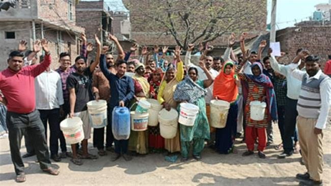 पानी की किल्लत से परेशान लोगों ने खाली बर्तनों से किया रोष प्रदर्शन