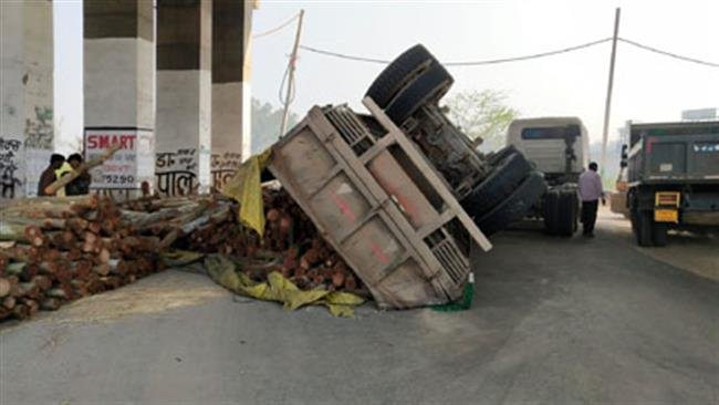 लकड़ी से भरा ट्राला हुक टूटने से पलटा, बड़ा हादसा टला