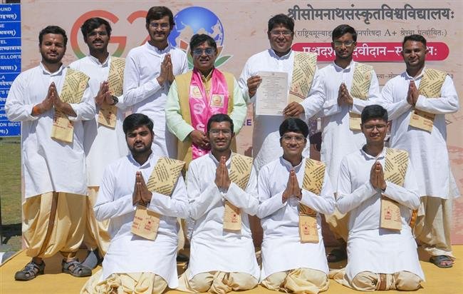 BAPS SWAMINARAYAN SANSKRIT MAHAVIDYALAYA STUDENTS SECURE TOP AWARDS