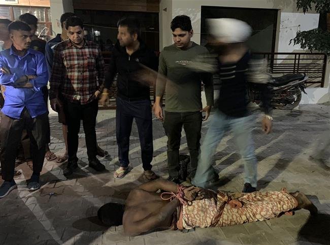 पीजी व किराए पर रहे युवक-युवतियों की हुल्लड़बाजी से जीरकपुर के लोग परेशान