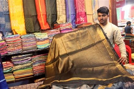 महिलाओं को लुभा रही है: ट्रेडिशनल, लाइफस्टाइल, समर, सिल्क और कॉटन साडियों और ड्रेस मटेरियल की अनूठी श्रृंखला