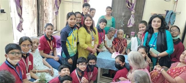 वरिष्ठ नागरिकों के चेहरे पर मुस्कान लाने के लिए छात्रों ने किया एनजीओ का दौरा, गलियारों को पौधों से सजाया