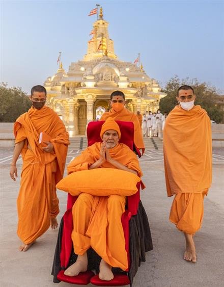 MAHANT SWAMI JI MAHARAJ WARMLY WELCOMED IN SARANGPUR