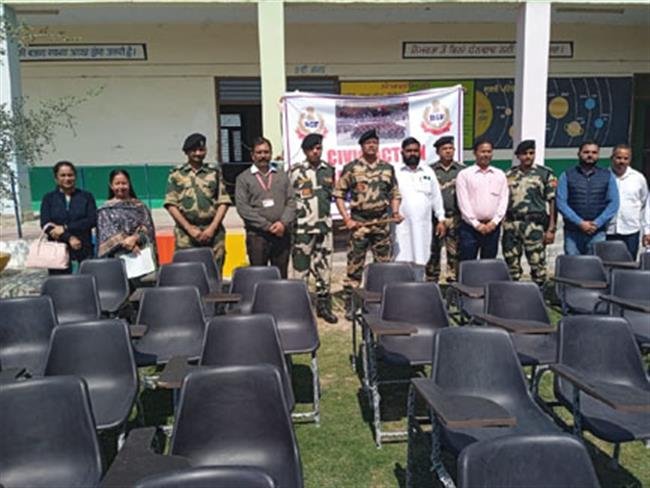 बीएसएफ द्वारा सीमावर्ती स्कूलों में भेंट की विद्यार्थियों के लिए कुर्सियां व बेंच
