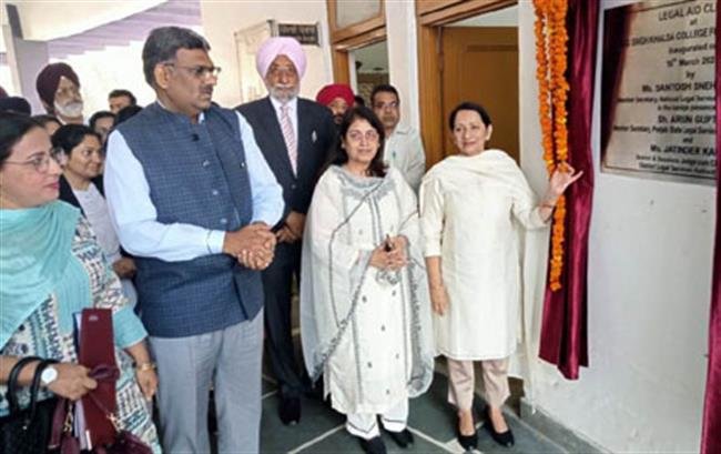 राष्ट्रीय कानूनी सेवा अथारटी द्वारा खालसा महिला कालेज में कानूनी जागरूकता सैमीनार