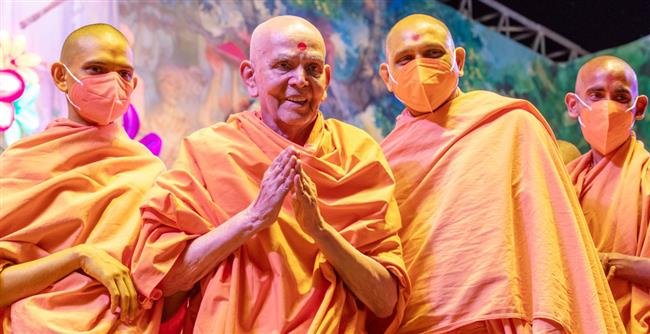 THOUSANDS FROM INDIA AND ABROAD PARTICIPATE IN PUSHPADOLOTSAV CELEBRATIONS