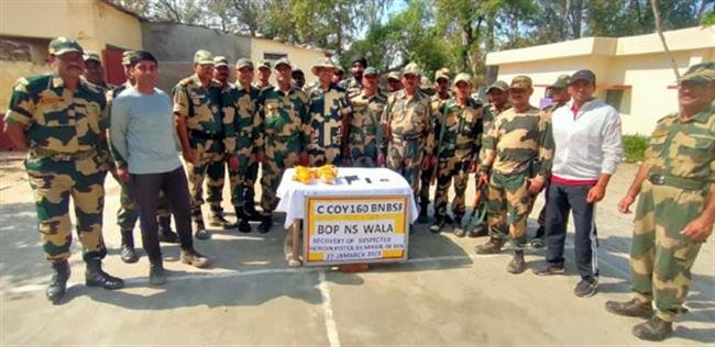 सीमा पर फेंसिंग के पास एक खेत से 02 पैकेट संदिग्ध हेरोइन और 01 चीनी पिस्तौल बरामद