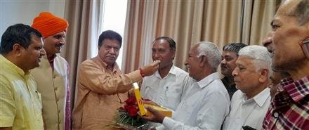 सन्त कबीर सभा पंचकुला के पदाधिकारियों ने विधानसभा स्पीकर ज्ञान चंद गुप्ता से शिष्टाचारक भेंट की