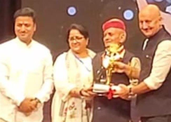 समाजसेवी पंडित आरके शर्मा को उत्कृष्ट सेवाओं के लिए अनुपम खेर ने गोल्ड अवार्ड से किया सम्मानित