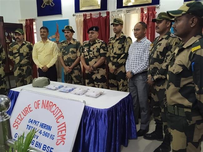बीएसएफ ने बरामद की 4.560 ग्राम हेरोइन
