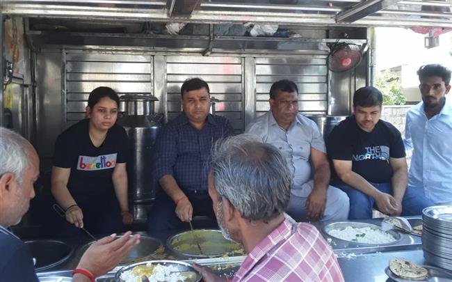 श्री श्याम करुणा फ़ाउंडेशन ने लगाया भंडारा