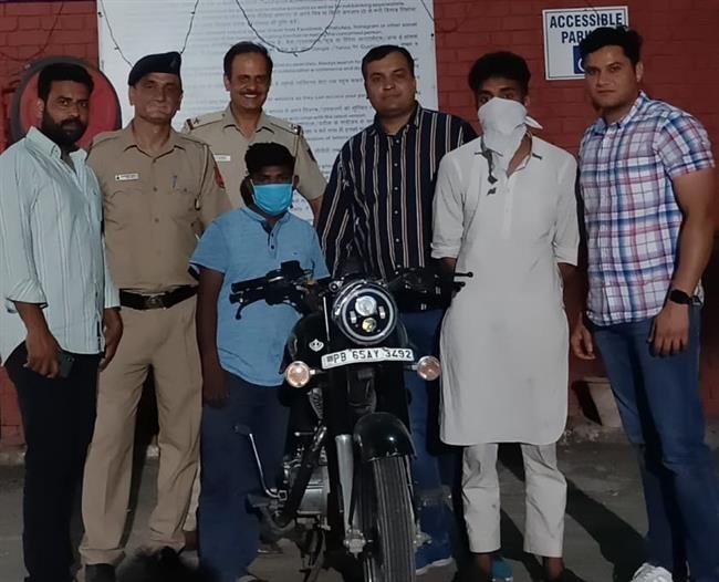 CHANDIGARH: FIRST SNATCHING BY TWO YOUTH AND CAUGHT