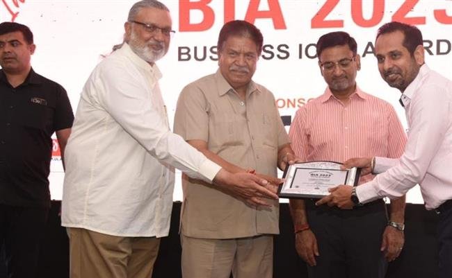 हरियाणा विधानसभा के स्पीकर ज्ञानचंद गुप्ता ने इंद्रजीत सिंह को अवार्ड ऑफ ऑनर से नवाजा