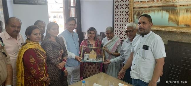 जम्मू-कश्मीर के मुख्य न्यायाधीश ने श्री दुर्ग्याणा मंदिर में माथा टेका