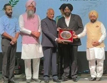 REAL ESTATE GIANT SUKHWANT WALIA HONOURED BY GOVERNOR BANWARI LAL PUROHIT