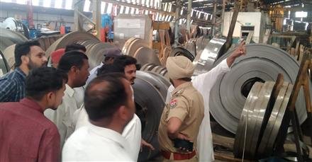 हंसा फैक्ट्री में सीने पर लोहा गिरने से हेल्पर की मौत, -न्याय मिलने तक परिवार ने फैक्ट्री के सामने धरना दिया