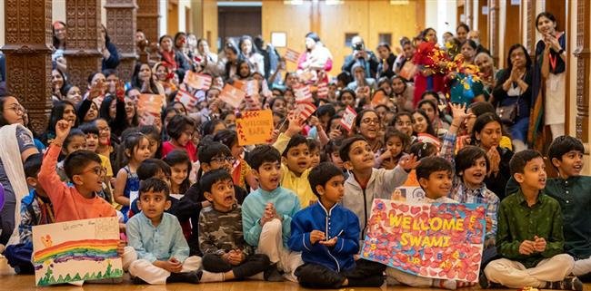 MAHANT SWAMI MAHARAJ JOYOUSLY WELCOMED IN LONDON