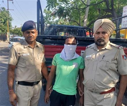 POLICE NABBED ACCUSED STEELING LAPTOP FROM CAR