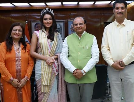 FEMINA MISS INDIA 2023-1ST RUNNER-UP SHREYA POONJA MEETS L-G DELHI