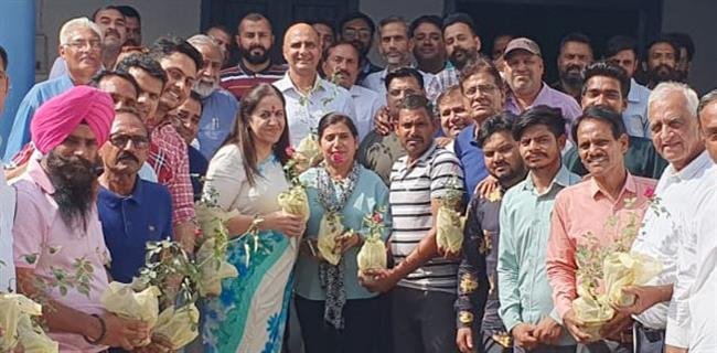 DR. SENU DUGGAL FELICITATES APNA ABOHAR APNI ABHA TEAM