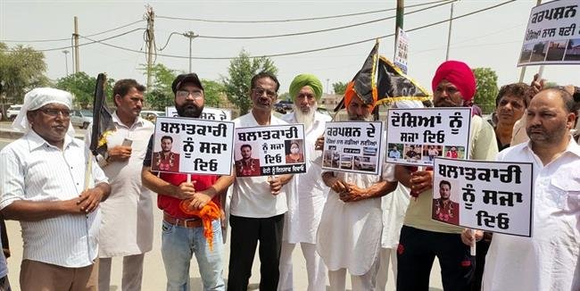 PROTESTERS DEMAND ARREST OF AAP LEADER IN “EXPLOITATION” CASE