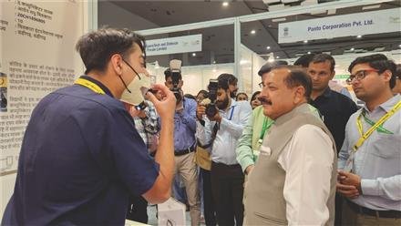 ARRYAN MADHU CHITKARA  EXHIBITS HIS INNOVATION “THE COMMUNICATOR MASK” AT THE NATIONAL TECHNOLOGY WEEK 2023  IN DELH