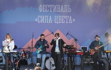 किरोवस्क स्की रिजॉर्ट में आयोजित फर्स्ट पावर ऑफ कलर फेस्टिवल में करीब 10,000 लोगों ने लिया हिस्सा