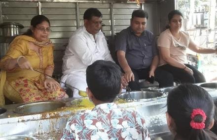गरीबों की सहायतार्थ भोजन वितरित किया
