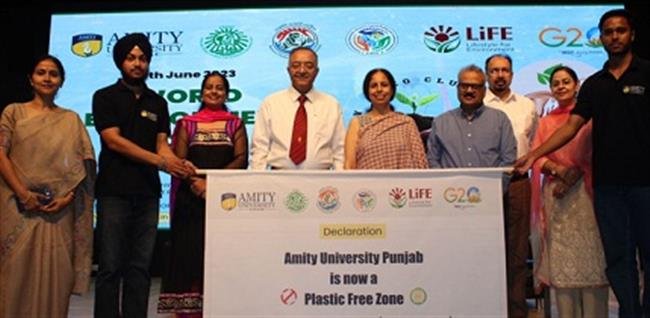 STUDENTS, OTHER ATTENDEES TOOK A PLEDGE TO INCULCATE THE HABIT OF CARRYING REUSABLE BOTTLES AND BAGS