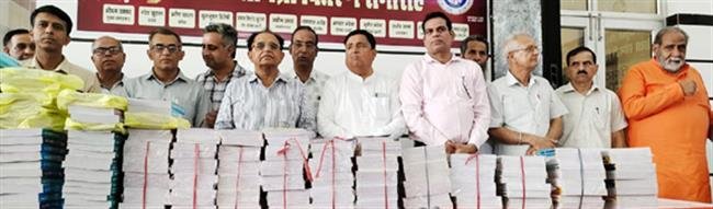 180 विद्यार्थियों को ग्रीष्मावकाश मेंं भेंट की गई पुस्तकें