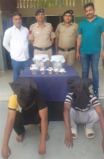 CHANDIGARH POLICE NABS TWO HOUSE BURGLARS , RECOVERED 19 LAC CASH AND GOLD ORNAMENTS