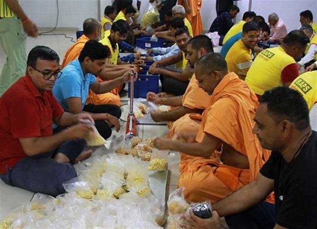 BAPS PROVIDES RELIEF MATERIAL FOR CYCLONE VICTIMS