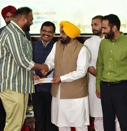 PUNJAB ATHLETE TAJINDER PAL SINGH TOOR SETS NEW ASIAN RECORD IN SHOT PUT