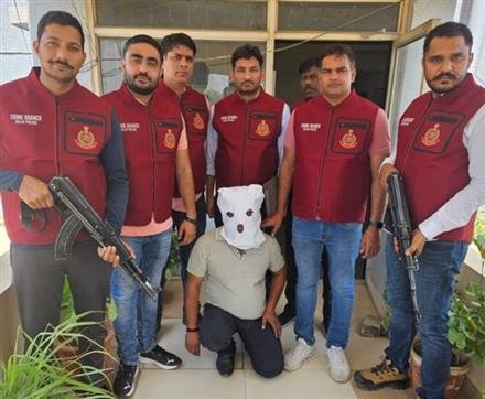 DELHI POLICE CRIME BRANCH ARRESTED  FUGITIVE NOTORIOUS HUMAN TRAFFICKER WANTED IN THREE STATES