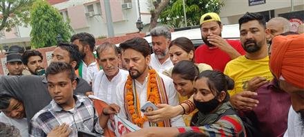 अनुराग ठाकुर विपक्ष पर बरसें, तो प्रदेश अध्यक्ष ओमप्रकाश धनखड़ ने किए कांग्रेस पर करारे वार