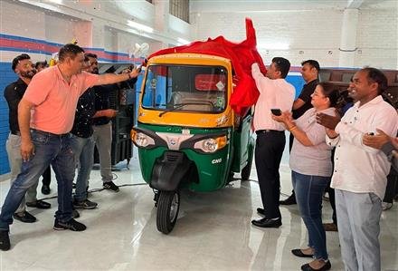 SAJAG AUTOMOBILES UNVEILED THREE WHEELER  METRO IN ITS MOHALI SHOWROM