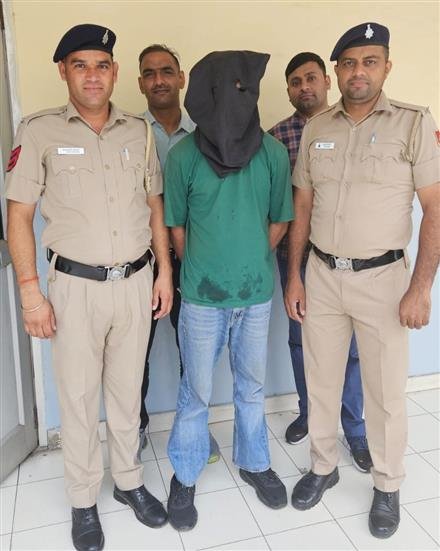 CHANDIGARH DISTT. CRIME CELL NABS MOGA YOUTH CARRYING 23 BOXES OF ILLEGAL LIQUOR, REMANDED TO POLICE CUSTODY