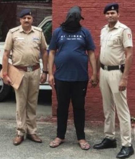 CHANDIGARH POLICE  NABS KAJHERI HOTEL  K.D. REGENCY OWNER WITH HEREOIN, RUNNING DRUG RACKET FROM HOTEL