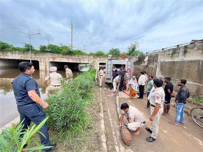 विकास नगर रेलवे अंडर ब्रिज मार्ग पर आवाजाही कल दोपहर तक बहाल होने की संभावना