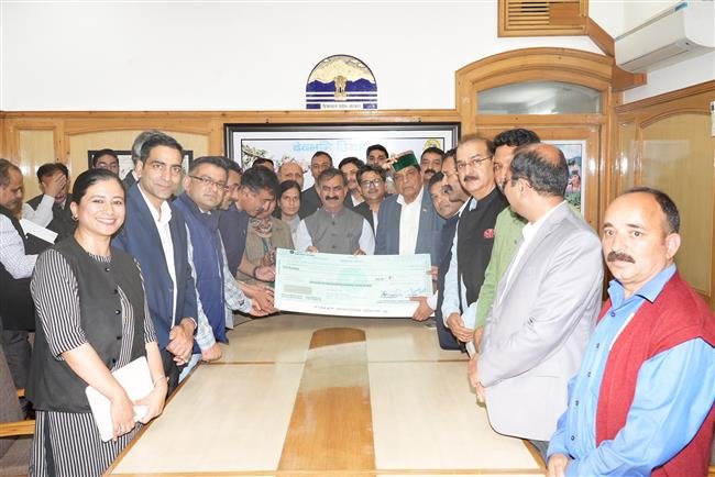 हिमाचल प्रदेश प्रशासनिक सेवा संघ ने मुख्यमंत्री राहत कोष में दिया 11 लाख रुपए का योगदान