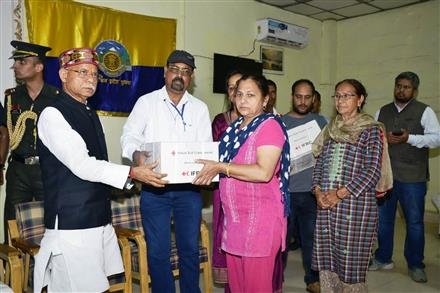राज्यपाल ने मण्डी के बाढ़ प्रभावित क्षेत्रों का दौरा किया, पंडोह में प्रभावित परिवारों को राहत सामग्री वितरित की
