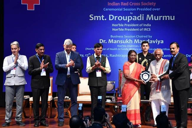 हरियाणा के राज्यपाल बंडारू दत्तात्रेय देशभर में रैडक्रास फंड रेजिंग में दूसरे स्थान पर :राष्ट्रपति श्री मति द्रौपदी मुर्मू ने किया सम्मानित
