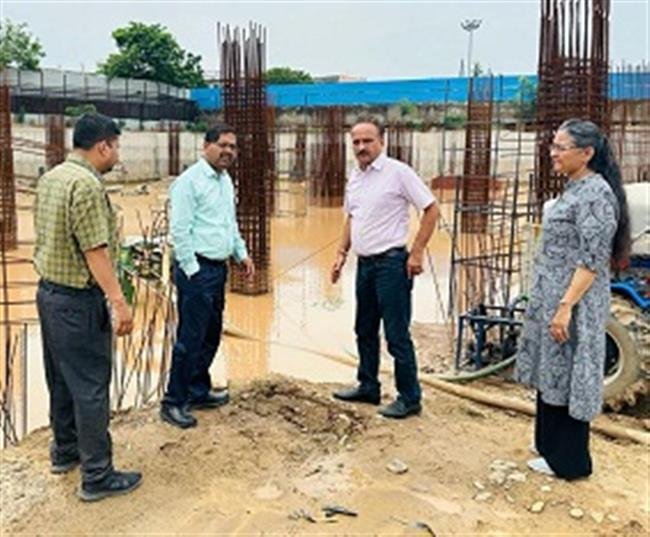 CHANDIGARH ADMIN CHIEF ENGINEERS VISITS AFFECTED  AREAS OF CITY DUE TO HEAVY RAINS