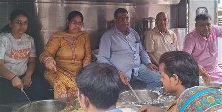 बारिश के बीच भंडारा आयोजित