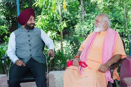 सतनाम सिंह संधू ने भक्ति चैतन्य स्वामी महाराज का आशीर्वाद लिया