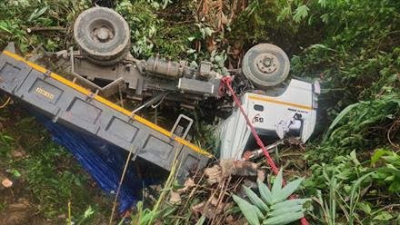 UNITED SIKHS TRUCK FOR AID OF MANIPUR VICTIMS FALLS INTO A GORGE, BUT THE TEAM STILL GOES AHEAD TO DELIVER THE REQUESTED AID