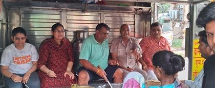 प्रसाद रूपी भोजन का वितरण किया