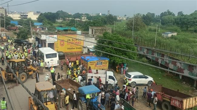 भारी विरोध के बीच हाईकोर्ट का आदेश हुआ लागू, नगर परिषद ने  एयरपोर्ट दीवार के 100 मीटर दायरे में  8 कमर्शियल बिल्डिंगज की धराशाही