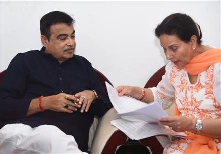 MP PATIALA PRENEET KAUR MEETS WITH UNION ROAD MINISTER NITIN GADKARI
